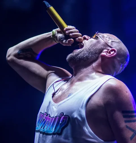 Raper Tede z mikrofonem w ręce