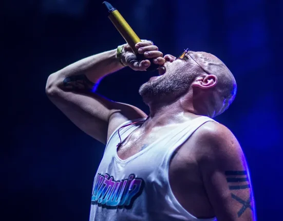 Raper Tede z mikrofonem w ręce